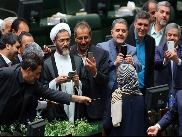 بازتاب سلفی تحقیرآمیز نمایندگان مجلس در رسانه های بین المللی + تصاویر