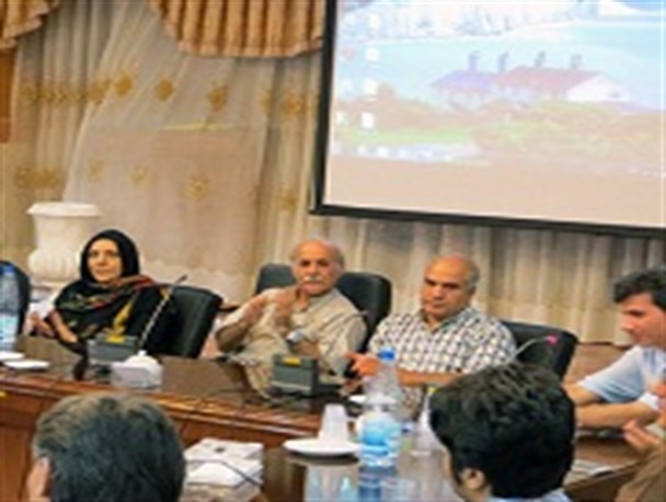 نشست خوشنویسی با حضور چهره ماندگار هنر خوشنویسی در محلات برگزار شد