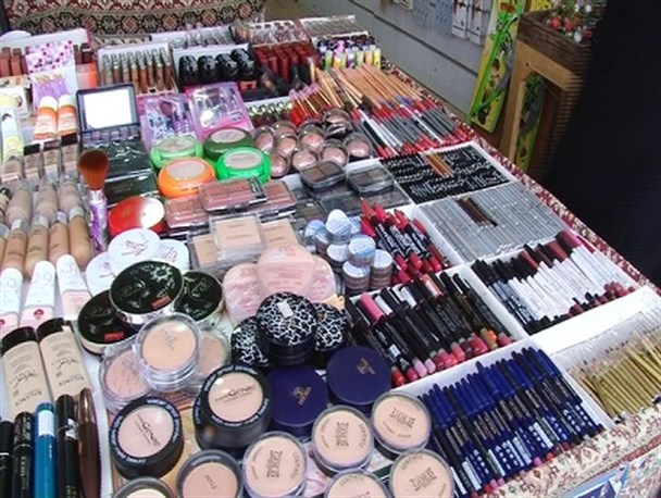 طوفان قاچاقچیان در بازار آشفته لوازم آرایشی بهداشتی/ گرایش مردم به اجناس تقلبی به خاطر قیمت کمتر