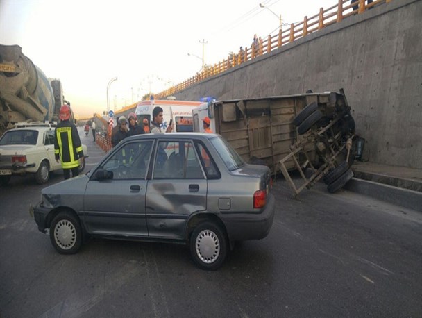 مصدومیت ۴ نفر در اثر واژگونی مینی‌بوس