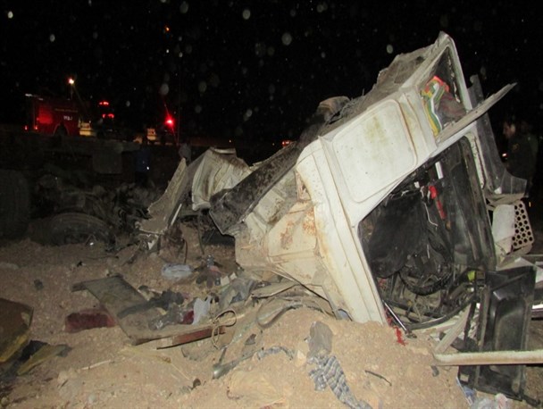 عبور مرگبار تریلر از عرض جاده در سروستان حادثه آفرید
