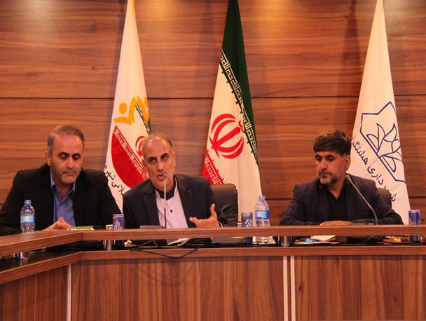 چهار عضو شواری شهر هشتگرد دموکراسی را زیر سوال بردند/ شایسته سالاری به معنای انتخاب اصلح است نه ژن برتر
