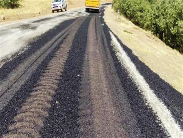 اجرای عملیات لکه‌گیری و روکش آسفالت در محورهای ارتباط اردل