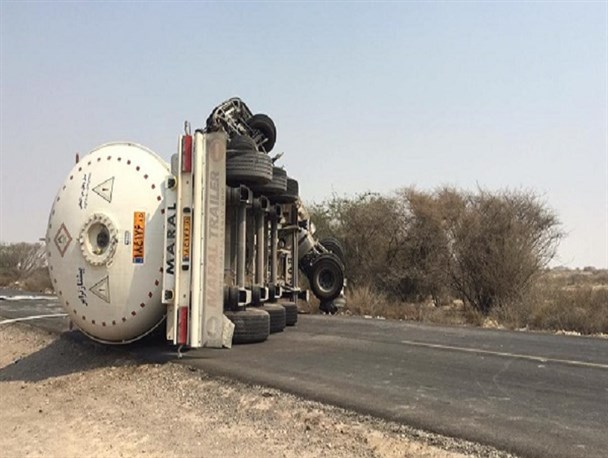 وقوع حادثه در محور مغویه-پارسیان هرمزگان/ بونکر حامل گاز در مسیر مواصلاتی رها شده است+تصاویر