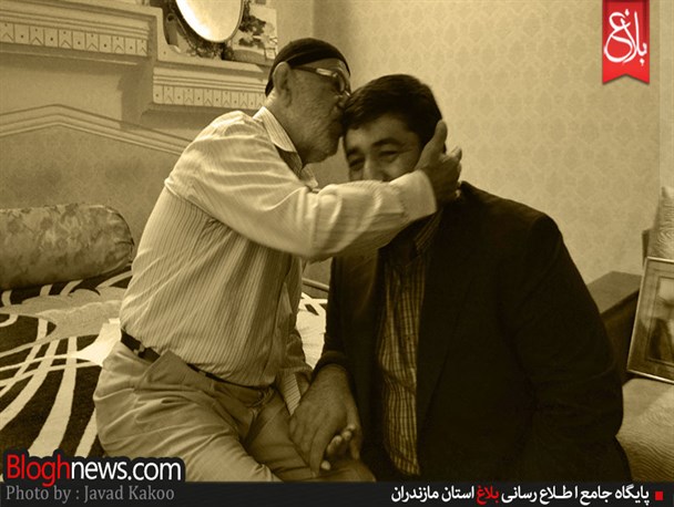 بوسه ماندگار پیرترین جانباز بر سر جوان ترین جانباز مازندران+تصاویر