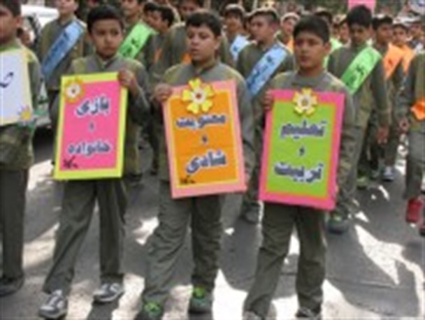 تقسیم مهربانی با رژه در حمایت از کودکان غزه