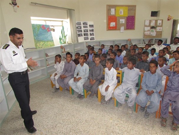دانش آموزان دبستان حافظ شیرازی دلگان درکانون پرورش فکری همیار پلیس شدند