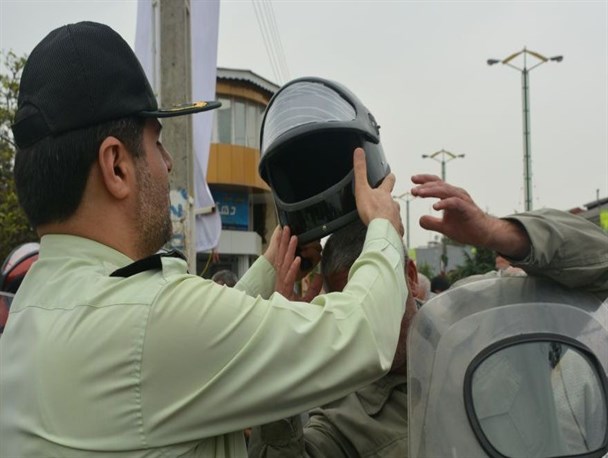 توزیع ۳۰ کلاه ایمنی بین موتورسواران قانون مدار در سیاهکل+گزارش تصویری