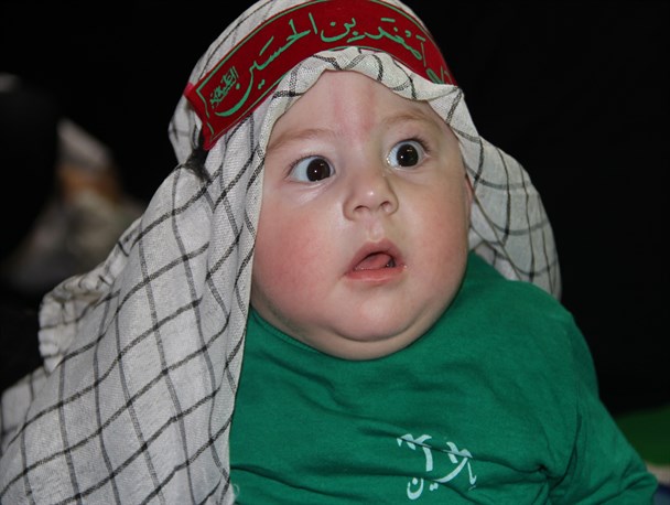 نوای لالائی بانوان هشترودی هم صدا با حضرت رباب (س)/ کودکان هشترودی هم نذر علی اصغر(ع) شدند +تصاویر