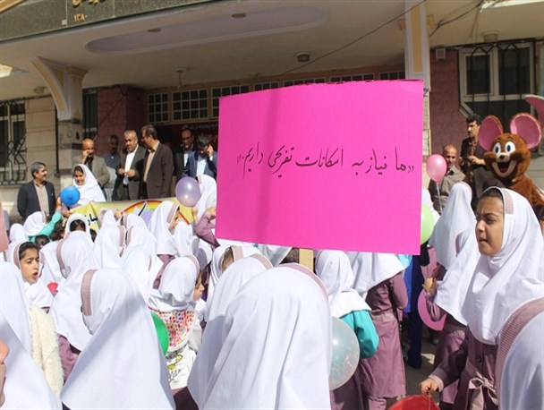 شعار های قابل تامل کودکان بوکانی در روز جهانی کودک