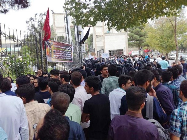 تجمع اعتراضی دانشجویان دانشگاه علوم پزشکی در واکنش به مرگ یکی از دانشجویان