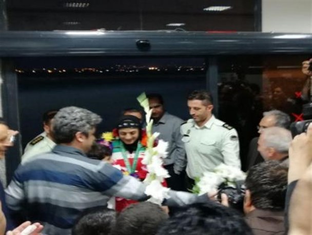 مریم هاشمی قهرمان بسیجی ووشوی جهان وارد کرمانشاه شد