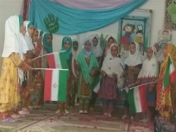 اعطای دیپلم افتخار مسابقات نقاشی بلاروس به نوجوان بزمانی