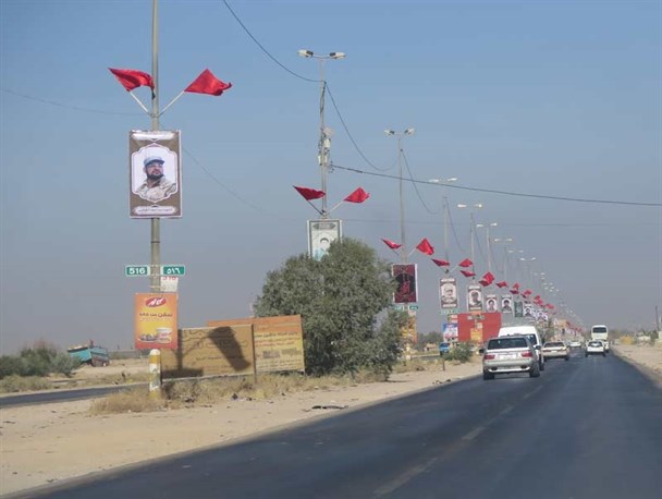 نصب تصاویر شهدای کرمانشاه در مسیر زائران اربعین