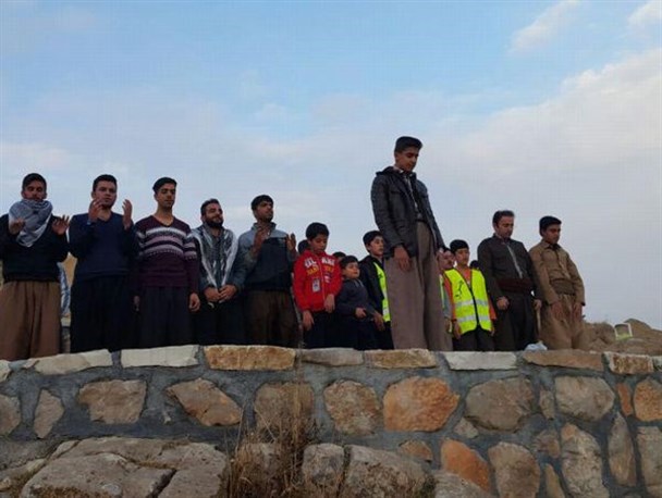 جوانان روانسر نماز شکر باران خواندند+ تصاویر