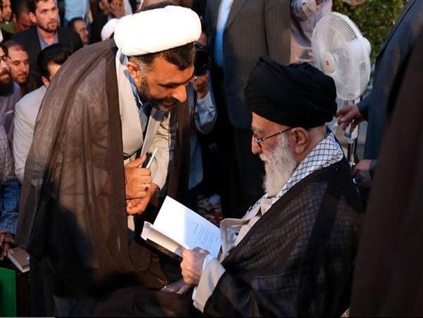 شاعر باید دیده‌بان بیدار جامعه اسلامی باشد/سردار همدانی چشم به دهان رهبر دوخته بود