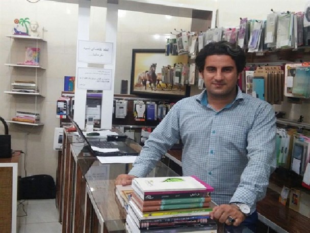 موبایل فروشی که کتابدار است+عکس