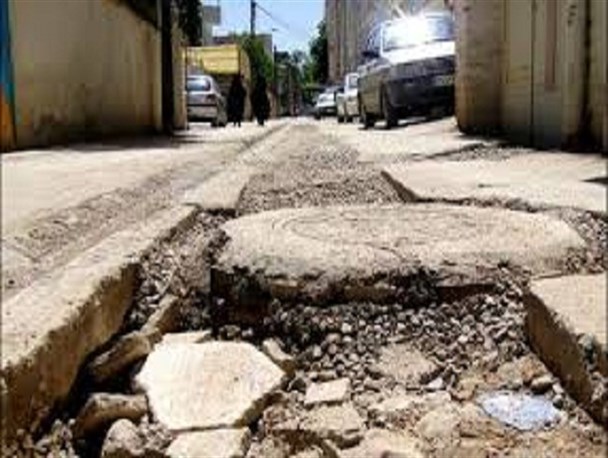کوچه ها و معابر تاکستان همچنان درگیر کنده کاری فاضلاب شهری