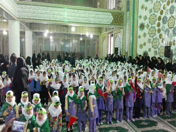 همنوایی دختران عاشورایی شهرکرد با دختر سه ساله کربلا+ تصاویر