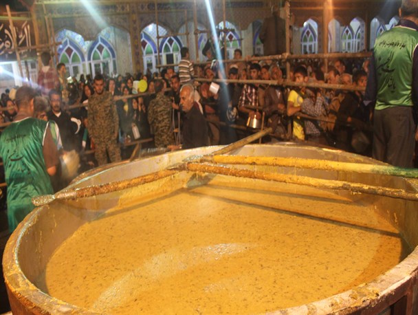 پخت و توزیع 30 تن آش شبزی نذری در فیروزآباد