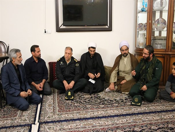 دیدار جمعی از مسئولین با خانواده ی شهید جاویدالاثر مدافع حرم هادی شریفی + تصاویر