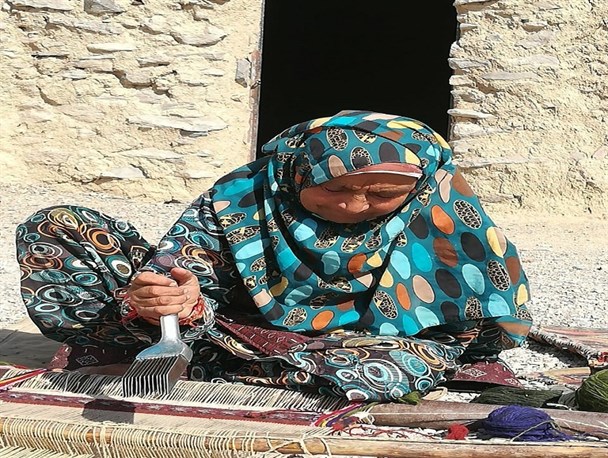 مقاومت یک زن عشایر در برابر مشکلات و اجرای ناباورانه اقتصاد مقاومتی/وقتی یک دست هم صدا دارد