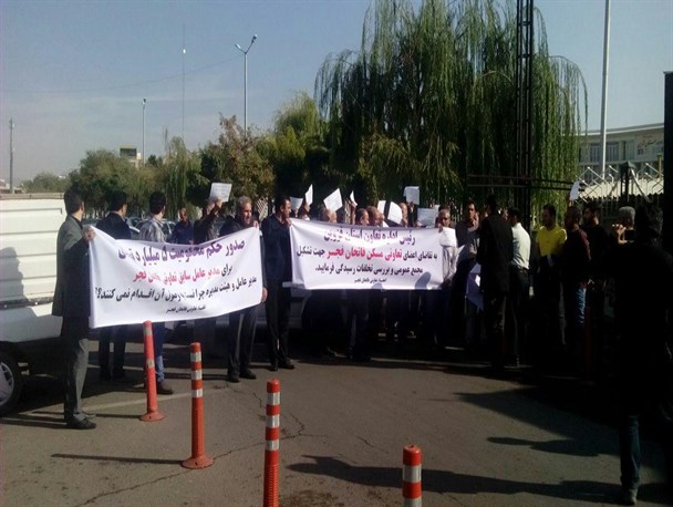 تجمع اعضای تعاونی مسکن فاتحان فجر قزوین در مقابل استانداری+تصاویر