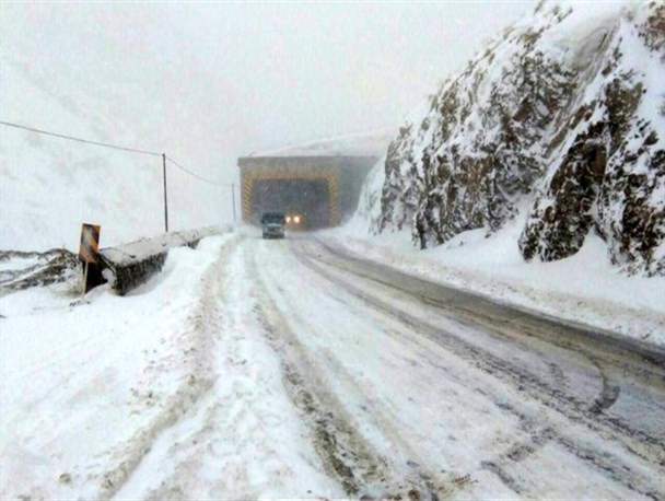 بارش برف در محورهای مازندران /هراز بازگشایی شد