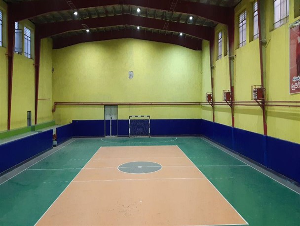 چمن ورزشی سالن فوتسال تاکستان سکو و رختکن ندارد/ علت ورود آب به سالن اصلی ورزشگاه در دست بررسی است