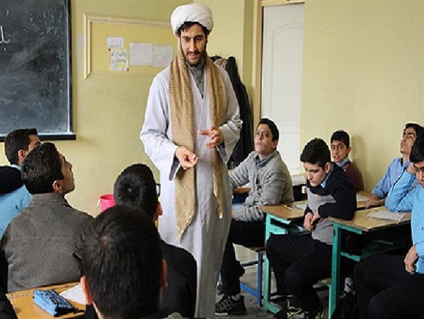 حضور روحانیون در مدارس تقویت‌کننده فرهنگ دینی دانش‌آموزان می‌شود