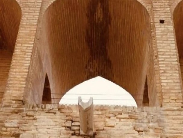 میراث فرهنگی: لکه های سی‌وسه پل نگرانی ندارد/ نم‌دادگی را با داغی آب اشتباه نگیرید!