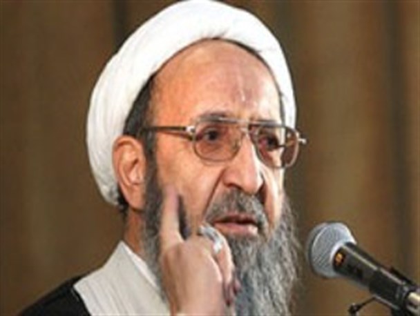 فداکارتر از من برای نظام پیدا کردید بر او سجده کنید/ حواشی