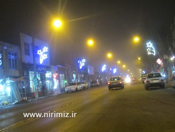 نیر مه آلود در یک شب پائیزی