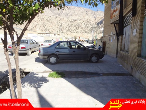 هرچه بگندد نمکش می زنند، وای به روزی که بگندد نمک/خودروی شهرداری عامل سد معبر شهروندان لنده ای