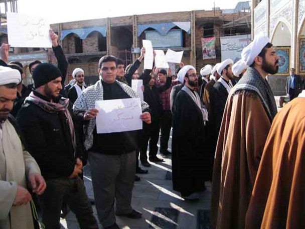 گزارش تصویری از تجمع اعتراض مردمی به سخنرانی فائزه هاشمی در صحن امامزاده جعفر بن موسی کاظم(ع)