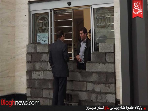 دیوارکشی شهرداری تنکابن مقابل بانک سپه/خدمات‌دهی از پشت بلوک