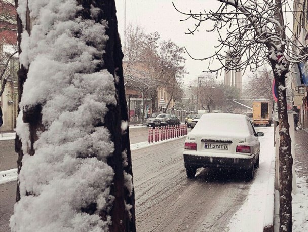 باز بودن راه های شهری و روستایی شهرستان تویسرکان/ تردد خودروها در تمامی راه ها با زنجیرچرخ امکانپذیر است