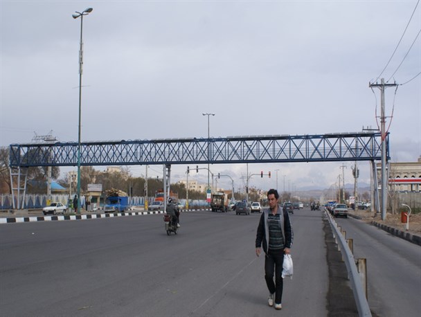 نه پل عابر پیاده ای و نه پناهی برای تاکسیرانان در سه راهی نسیم شهر