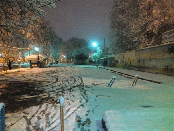 معضل نبود تاکسی در روزهای برفی برای شهروندان پیاده