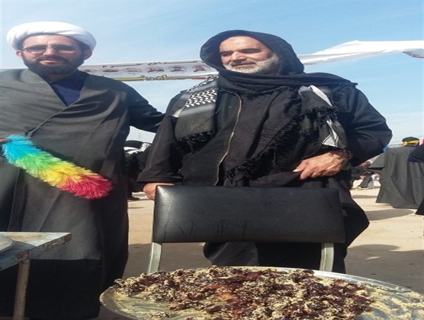 فرمانده قرارگاه کربلا در حال خدمت به زوار حسینی+تصاویر