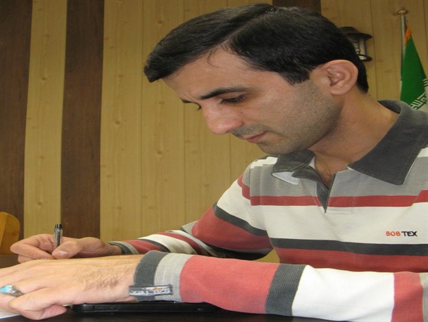 دانشجو ایستاده بر عهد خود چون کوه