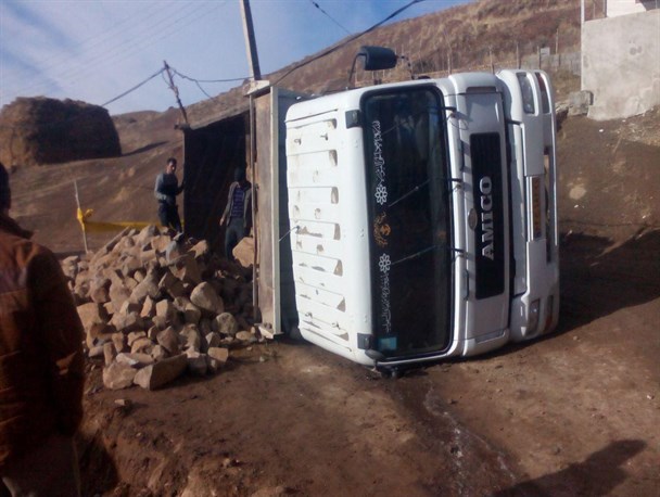 عکس/واژگونی کامیون آمیکو در روستای گلستان خلخال