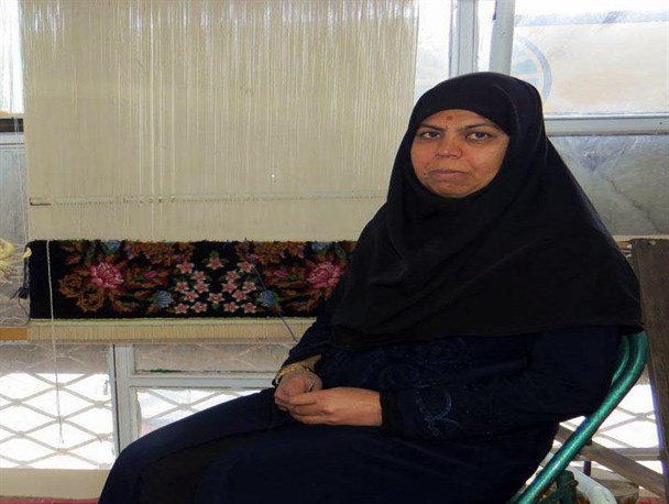شعار کار نیست را قبول ندارم، باید همت داشت/وجود واسطه ها بزرگترین سد برای هنرمندان صنایع دستی است/زنان با هنرهای دستی چرخ اقتصاد مقاومتی را می چرخانند