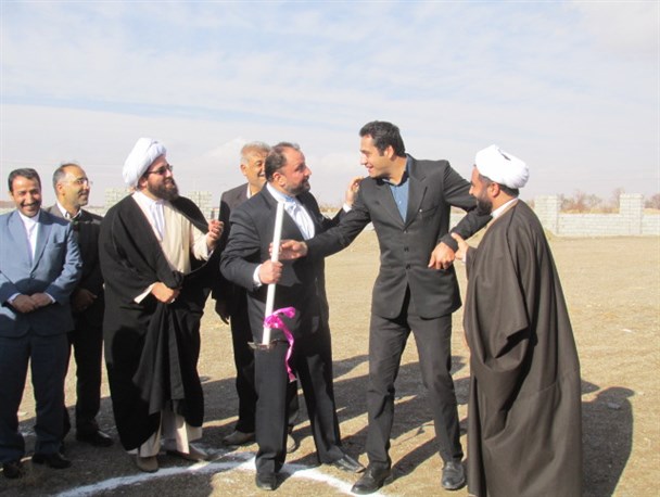 مشارکت در کلنگ زنی حسینیه امامزاده با اصرار مسئولان + عکس