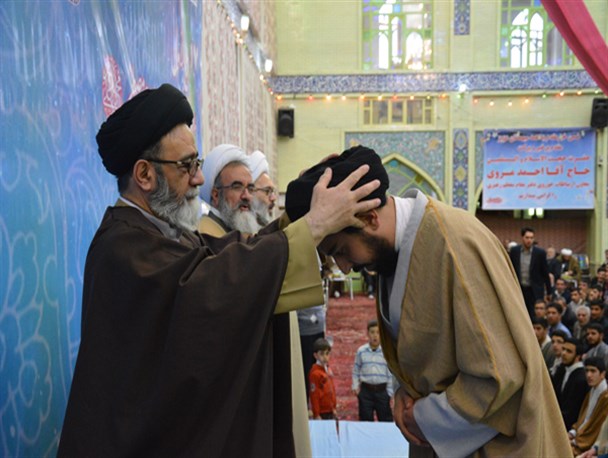 مراسم عمامه گذاری جمعی از طلاب حوزه های علمیه مراغه