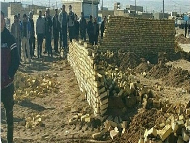 تخریب 60 مورد ساخت و ساز غیرمجاز در حسین آباد ابهر/ فرماندار ابهر: طبق دستور قضایی با متخلفان برخورد شد/ شهردار ابهر: این ساخت و سازها بهداشت منطقه را تهدید می‌کرد