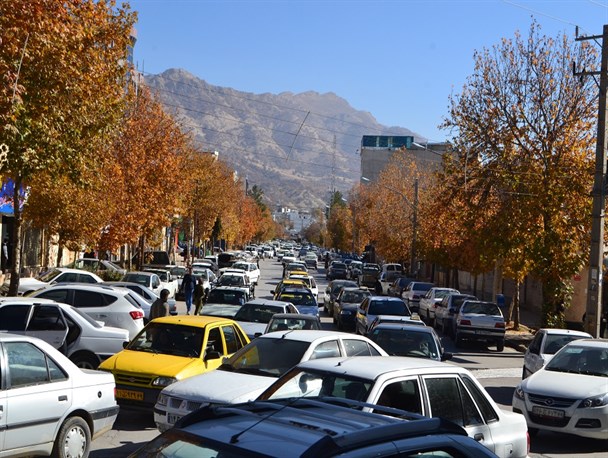 چنگ ترافیک بر گلوی خیابان های شهر یاسوج /مسئولان میدان جلسات را رها کنند و به میدان عمل وارد شوند
