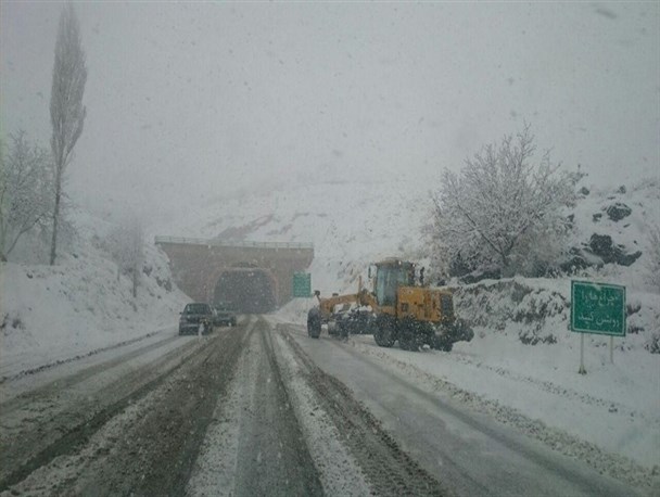 راه تویسرکان ـ همدان از گنجنامه تا اردیبهشت سال آینده مسدود شد/استفاده از25 تن نمک برای برف روبی مسیرهای تویسرکان+تصاویر