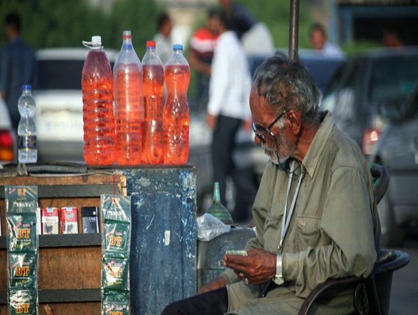 تحمل رنج زندگی در کنار بمب های متحرک!/ فروش بنزین راهکاری برای فرار از بیکاری!