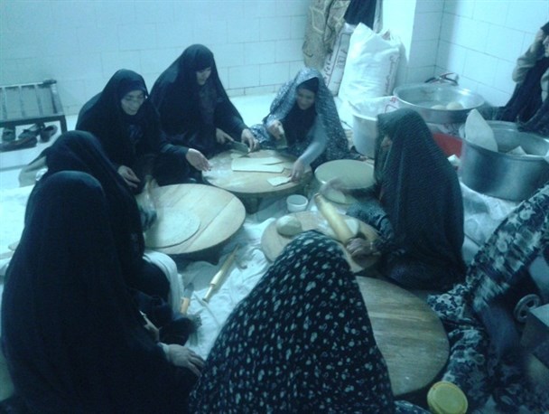 شهروندان درجزین در استان سمنان برای کمک به سوریه نان قندی پختند